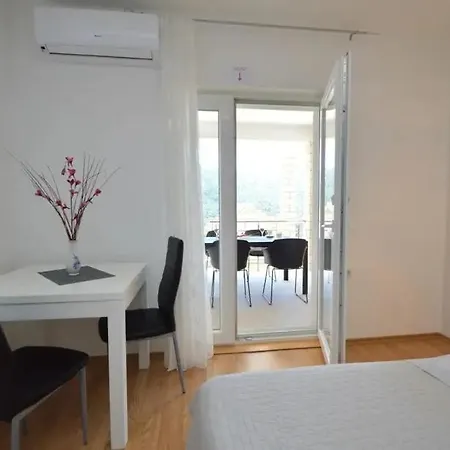 Apartments Miro Grebastica Exterior photo